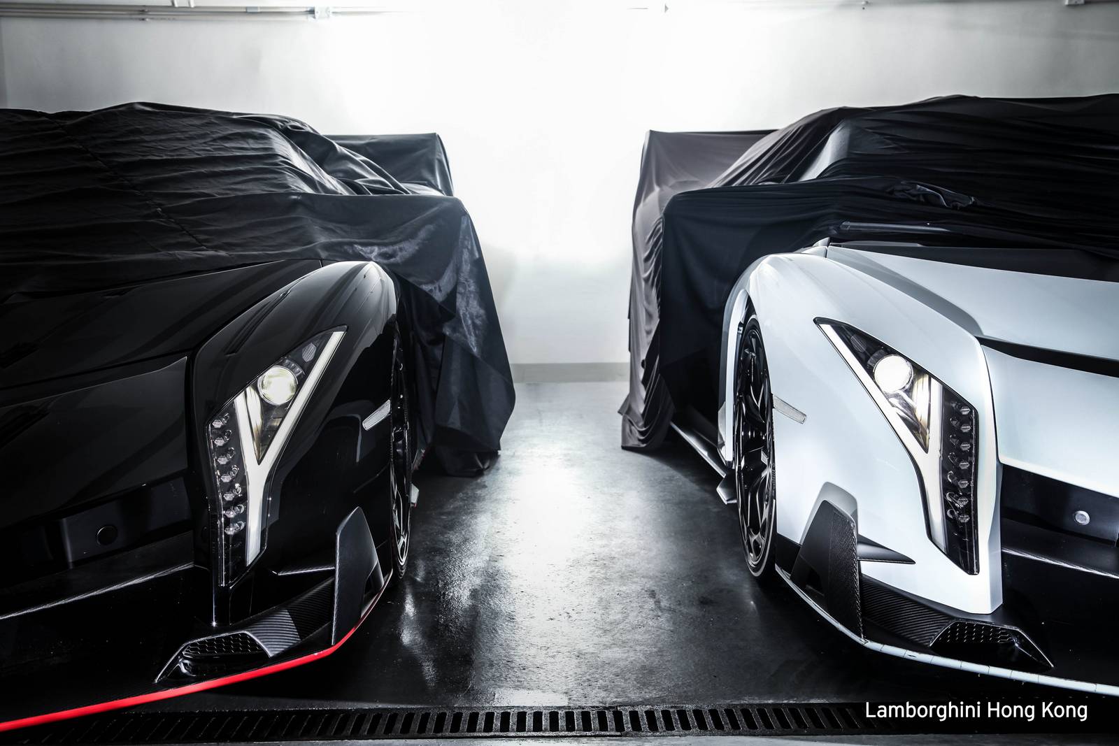 Два новых родстера Lamborghini Veneno доставлены в Гонконг